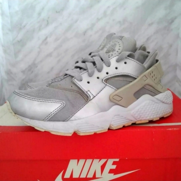 Nike huarache run premium Metallic Silver White mens 7.5 womens sz 9 704830-008 - Picture 2 of 6